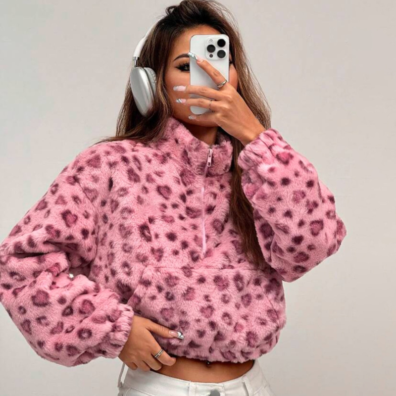 Moteriški leopardų spaudo fleece džemperis su gobtuvu, trumpas kirpimas, ilgos rankovės, apvalus kaklas, 95% poliesteris