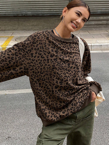 Leopardų prints cordurojų džemperis su laisvu kirpimu, apvalus kaklas, ilgos rankovės, gatvės stilius, ruduo 2025