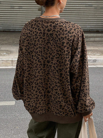 Leopardų prints cordurojų džemperis su laisvu kirpimu, apvalus kaklas, ilgos rankovės, gatvės stilius, ruduo 2025