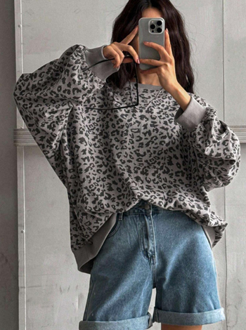 Leopardų prints cordurojų džemperis su laisvu kirpimu, apvalus kaklas, ilgos rankovės, gatvės stilius, ruduo 2025