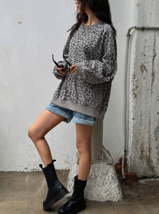 Leopardų prints cordurojų džemperis su laisvu kirpimu, apvalus kaklas, ilgos rankovės, gatvės stilius, ruduo 2025