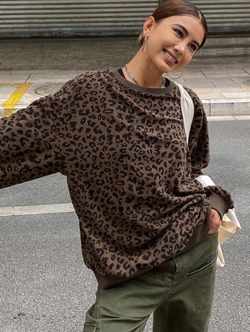 Leopardų prints cordurojų džemperis su laisvu kirpimu, apvalus kaklas, ilgos rankovės, gatvės stilius, ruduo 2025