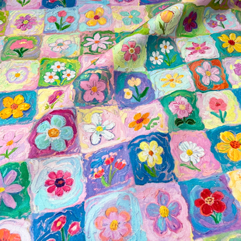 Digitāli drukāts audums apģērbiem ar florālu rakstu un karoto motīvu; 60s kokvilnas satīna audums; sastāvs: 75% bambusa šķiedra, 25% kokvilna; piemērots kleitām, kreklam un svārkiem