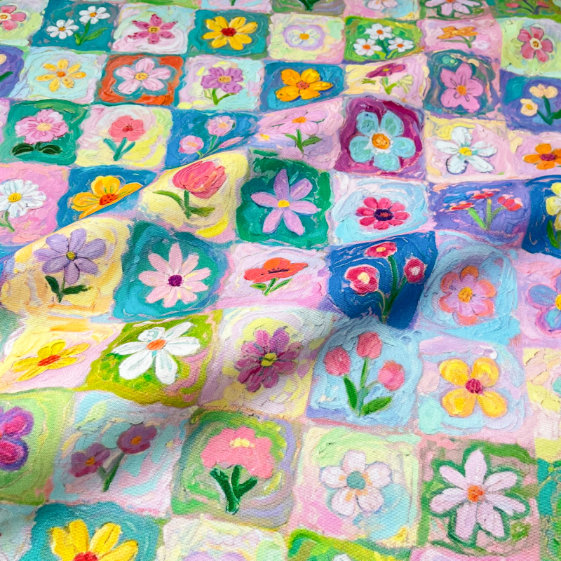 Digitāli drukāts audums apģērbiem ar florālu rakstu un karoto motīvu; 60s kokvilnas satīna audums; sastāvs: 75% bambusa šķiedra, 25% kokvilna; piemērots kleitām, kreklam un svārkiem