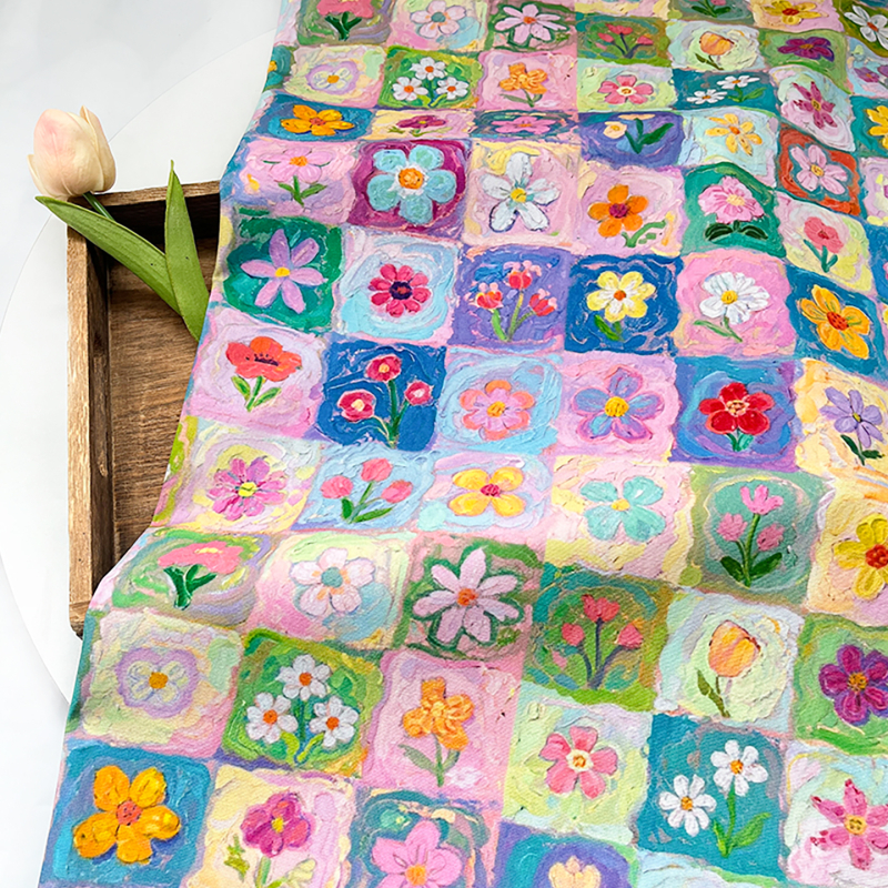 Digitāli drukāts audums apģērbiem ar florālu rakstu un karoto motīvu; 60s kokvilnas satīna audums; sastāvs: 75% bambusa šķiedra, 25% kokvilna; piemērots kleitām, kreklam un svārkiem