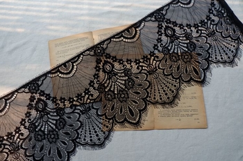 Siuvimo juostelė su blakstienos kraštu, vienpusis vintage stilius, skirta suknelėms ir vėdams; medžiaga: šešiakampė tinklas + poliesterio siūlas; panaudojimas: amatų; prekė: Kita