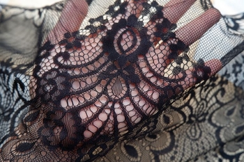 Siuvimo juostelė su blakstienos kraštu, vienpusis vintage stilius, skirta suknelėms ir vėdams; medžiaga: šešiakampė tinklas + poliesterio siūlas; panaudojimas: amatų; prekė: Kita