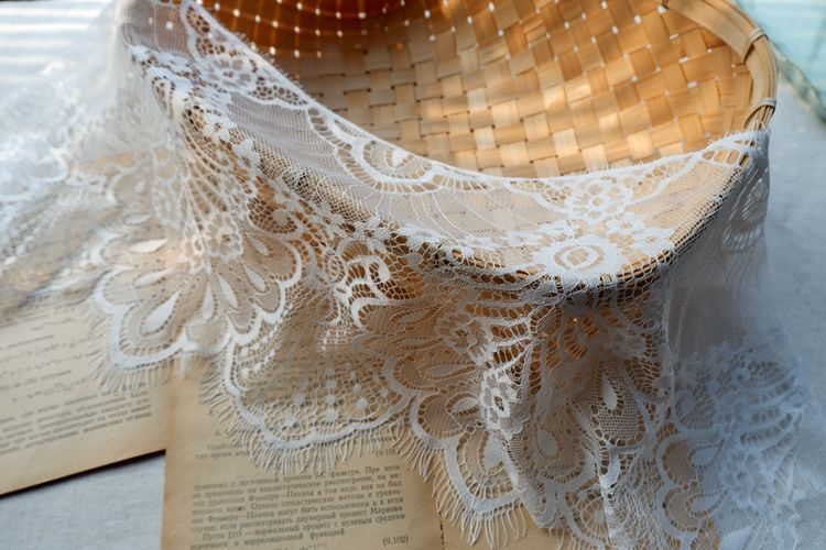 Siuvimo juostelė su blakstienos kraštu, vienpusis vintage stilius, skirta suknelėms ir vėdams; medžiaga: šešiakampė tinklas + poliesterio siūlas; panaudojimas: amatų; prekė: Kita