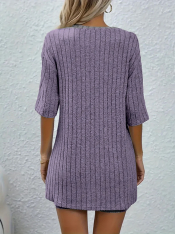 Dviejų dalių kasdienis komplektas su raidžių atspaudu ir raukšlėta tekstūra, viršus su trijų ketvirčių rankovėmis ir liesais šortais, poliesterio-spandekso mišinys, moterų vasaros kostiumas 2025