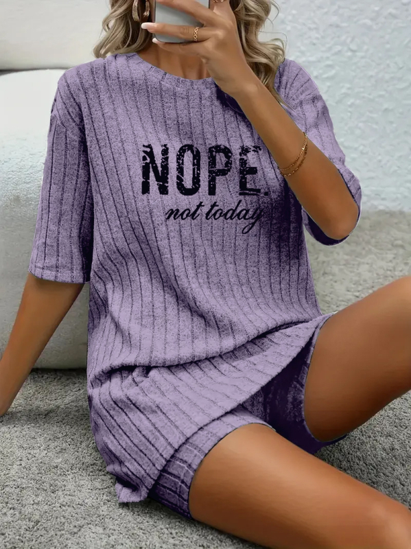 Dviejų dalių kasdienis komplektas su raidžių atspaudu ir raukšlėta tekstūra, viršus su trijų ketvirčių rankovėmis ir liesais šortais, poliesterio-spandekso mišinys, moterų vasaros kostiumas 2025