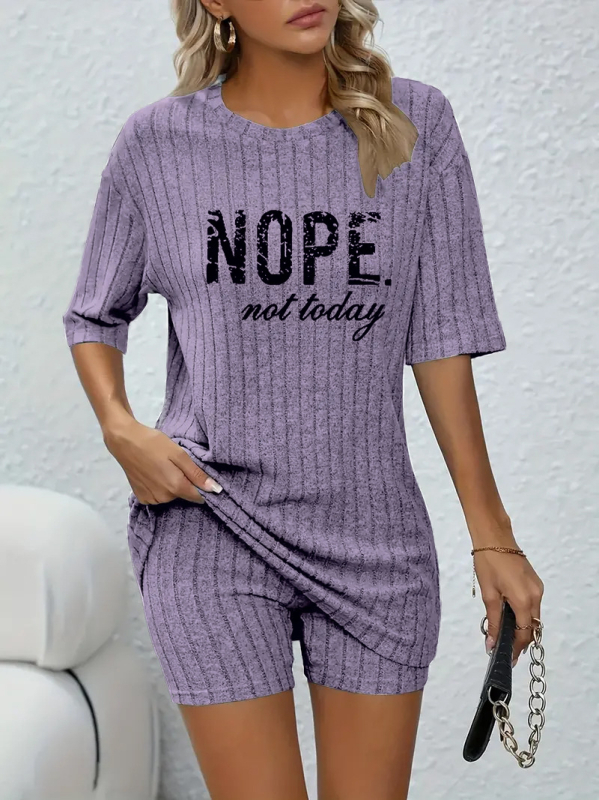 Dviejų dalių kasdienis komplektas su raidžių atspaudu ir raukšlėta tekstūra, viršus su trijų ketvirčių rankovėmis ir liesais šortais, poliesterio-spandekso mišinys, moterų vasaros kostiumas 2025