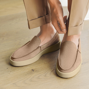 Vyriški nubukinės odos mokasinai su guma padų, stora padas, apvalus pirštas, vidutinio aukščio kulnas 3–5 cm, kvėpuojantys ir atsparūs slydimui vasarai.