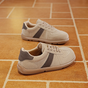 Női mindennapi sportcipő felsőrész: műbőr + textil; PU talpbetét; fűzős zárás; injekciós formájú műanyag talp; orr kör alakú