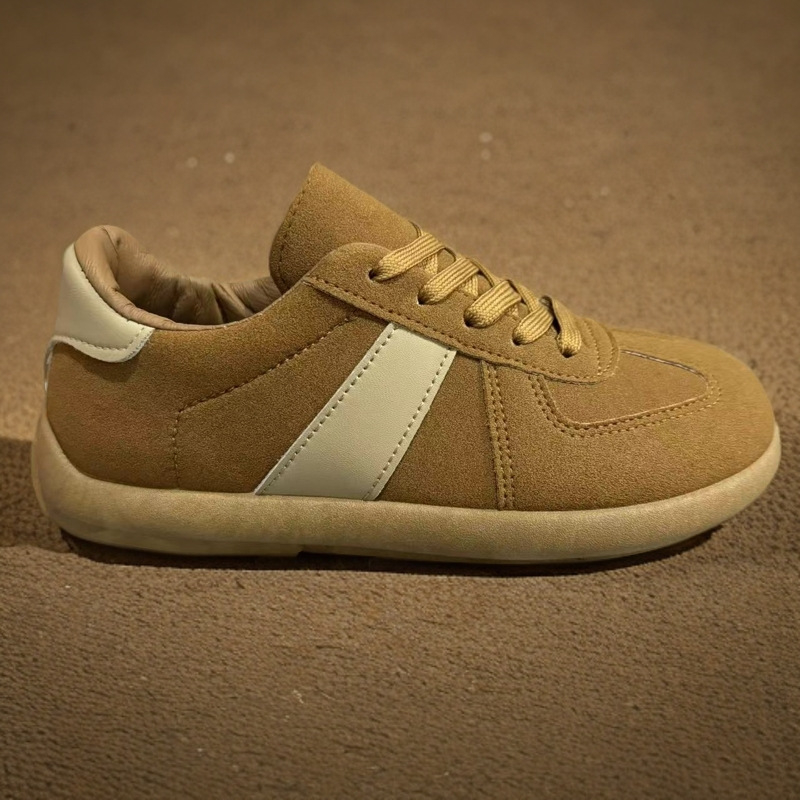 Női mindennapi sportcipő felsőrész: műbőr + textil; PU talpbetét; fűzős zárás; injekciós formájú műanyag talp; orr kör alakú