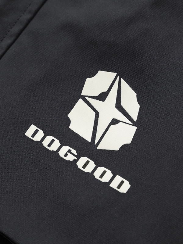 Vyrinė striukė su gobtuvu, atspari vandeniui ir vėjui, dryžių rašto, laisvo kirpimo, poliesterio audinys.