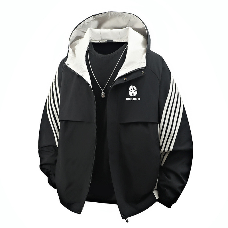 Vyrinė striukė su gobtuvu, atspari vandeniui ir vėjui, dryžių rašto, laisvo kirpimo, poliesterio audinys.