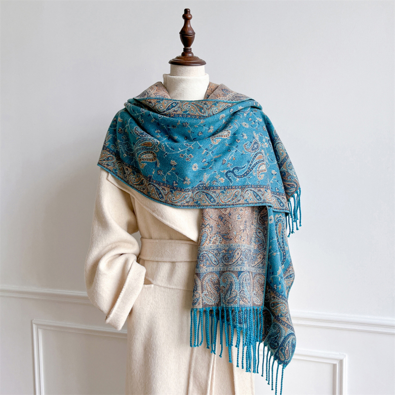 Šalikas su etnine stilistika ir siuvinėjimu su kutais, storesnis variantas (Warp Knitting; Imitation Core-Spun Yarn; Self-Heating; Winter; Jacquard)