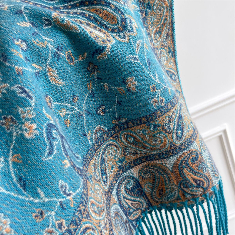 Šalikas su etnine stilistika ir siuvinėjimu su kutais, storesnis variantas (Warp Knitting; Imitation Core-Spun Yarn; Self-Heating; Winter; Jacquard)