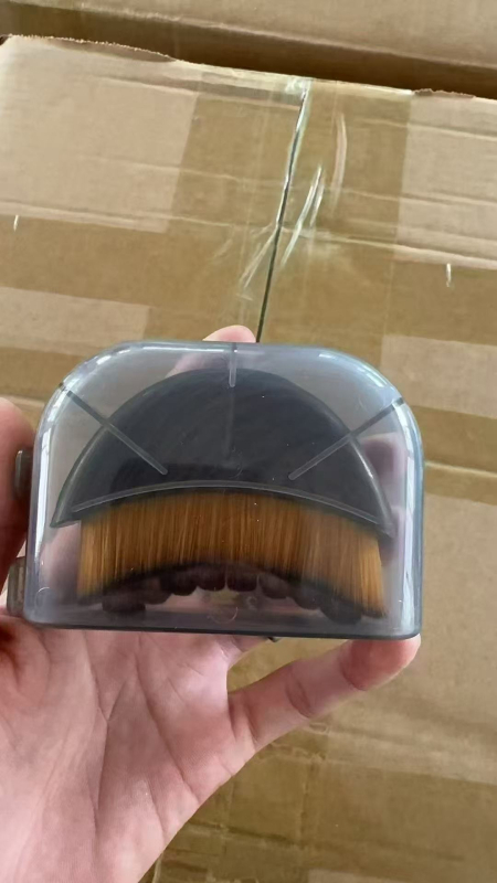 Limfātiska kontūra sejas suka – 1 gab., sintētiskas šķiedras, koka rokturis, kastē iepakots iepakojums, izcelsmes vieta: Wenzhou