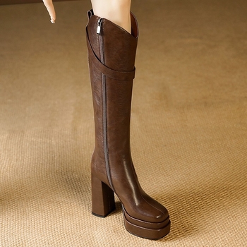 Moteriški kelių ilgio auliniai – siauras kirpimas, PU viršus, gumos padas, stačiakampė nosis, žemas platų kulnas 1–3 cm