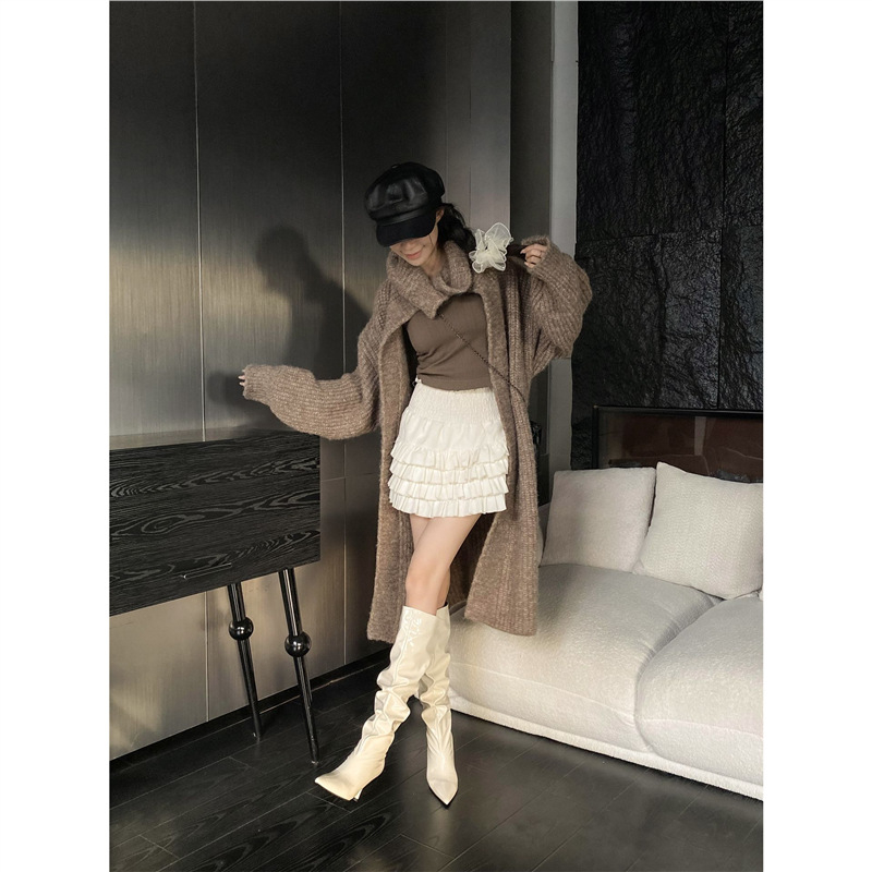 Moteriški mados botai – smailus nosis, sluoksniuotos kulnas, 6–8 cm kulno aukštis, aukštas šarvas, viršus iš sintetinės odos