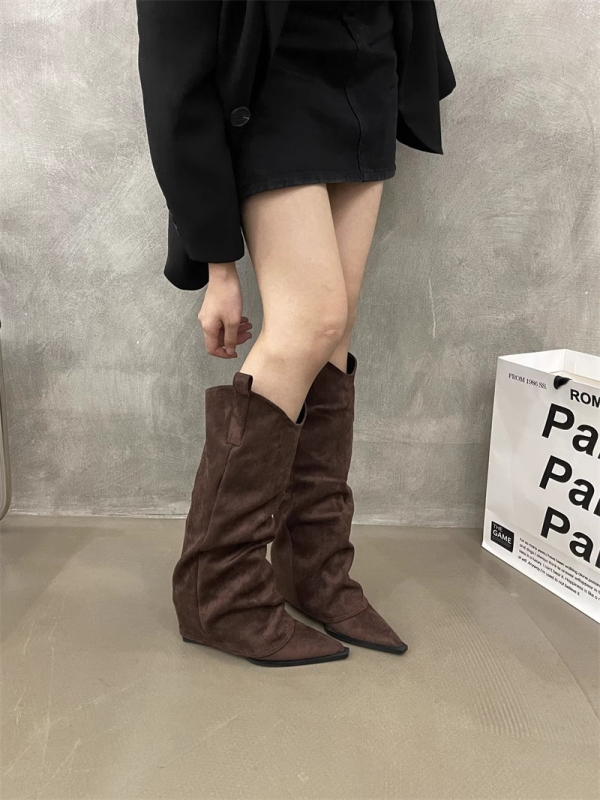 Moteriški auliniai batai iki blauzdos su smailiu nosimiu, plokšči kulnai, mikropluošto viršutinė, guminė padas