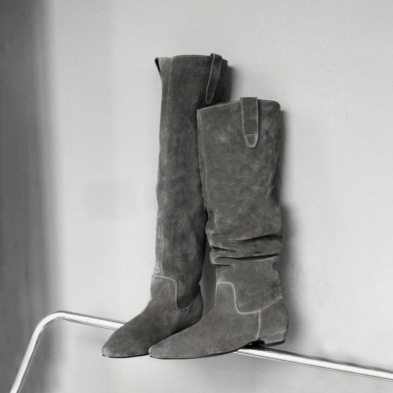 Moteriški ilgi batai su aukštu galą, avies vilnos pamušalas, apvali nosis, žemas kulnas, guma padas