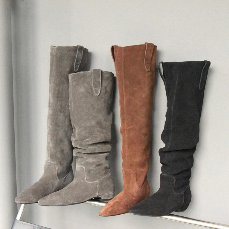 Moteriški ilgi batai su aukštu galą, avies vilnos pamušalas, apvali nosis, žemas kulnas, guma padas