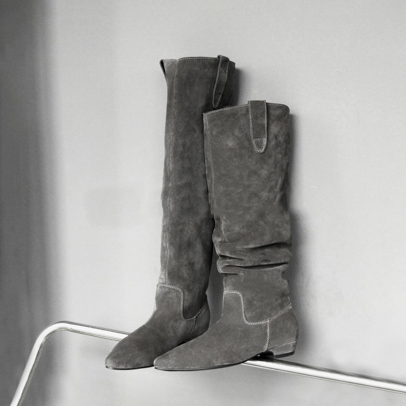 Moteriški ilgi batai su aukštu galą, avies vilnos pamušalas, apvali nosis, žemas kulnas, guma padas