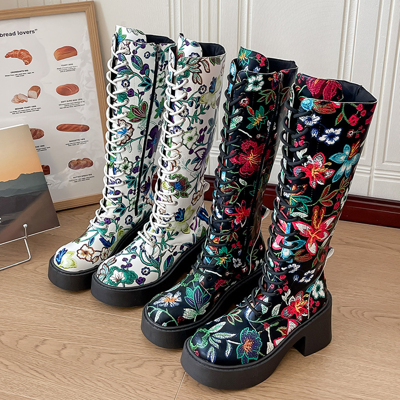 Moteriški jojimo batai su aukštu vamzdžiu, stačiakampio nosies, storas kulnas, užtrauktukas, grafiti raštas