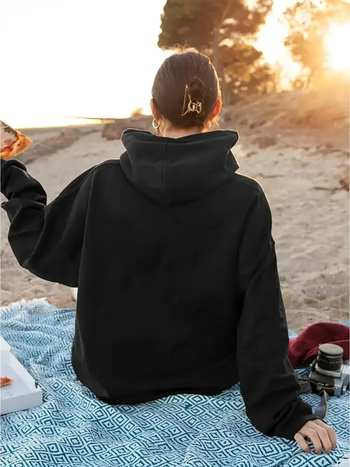 Moteriškas megztinis su gobtuvu — ilgos rankovės, apvali kaklo iškirptė, poliesteris, ruduo 2025