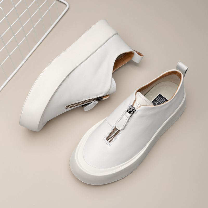 Vīriešu ādas slip-on loaferi ar bieza zolīti, apaļa purngala; augšdaļa: pirmās pakāpes liellādas āda; iekšpuse: cūkas āda; zole: gumija; zems papēdis 1–3 cm; rudens 2024