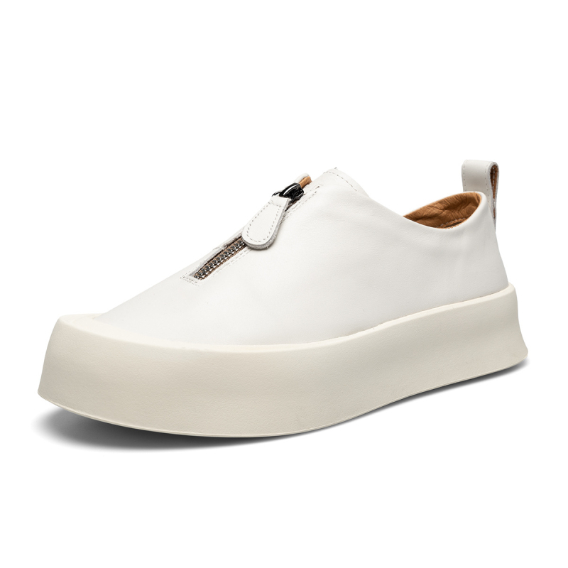 Vīriešu ādas slip-on loaferi ar bieza zolīti, apaļa purngala; augšdaļa: pirmās pakāpes liellādas āda; iekšpuse: cūkas āda; zole: gumija; zems papēdis 1–3 cm; rudens 2024