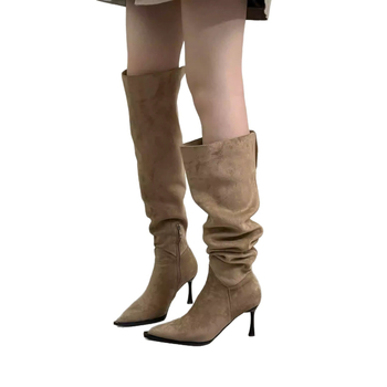 Izpādes zābaki līdz ceļam, smailais purns, plāns papēdis 6–8 cm, PU augšdaļa, gumijas zole