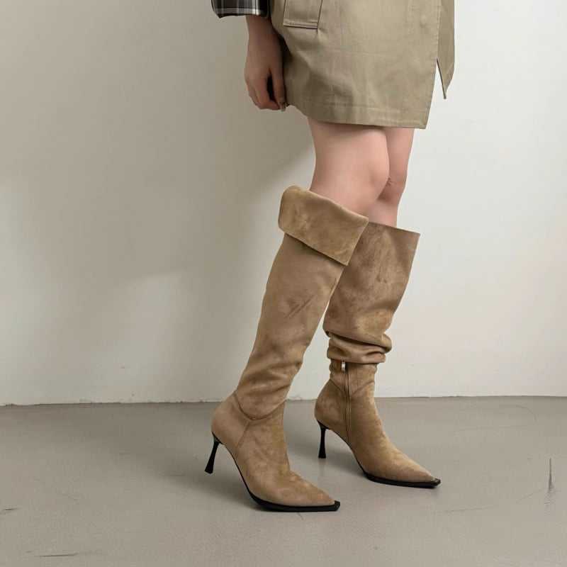 Izpādes zābaki līdz ceļam, smailais purns, plāns papēdis 6–8 cm, PU augšdaļa, gumijas zole