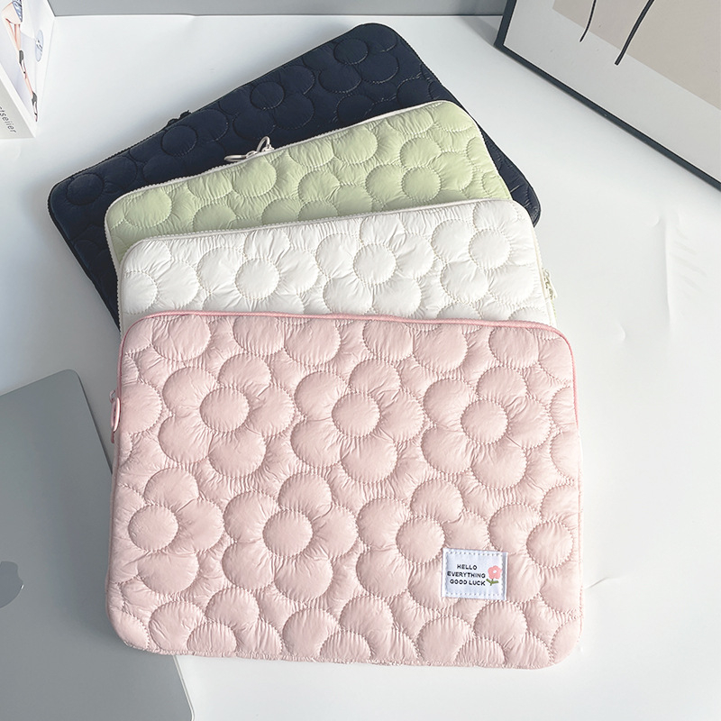 Portatīvā datora soma – ultra viegla, triecienizturīga, salokāma; ārējais materiāls: neilons, iekšējā odere: poliesters, ziedu raksts, sievietēm piemērots stils