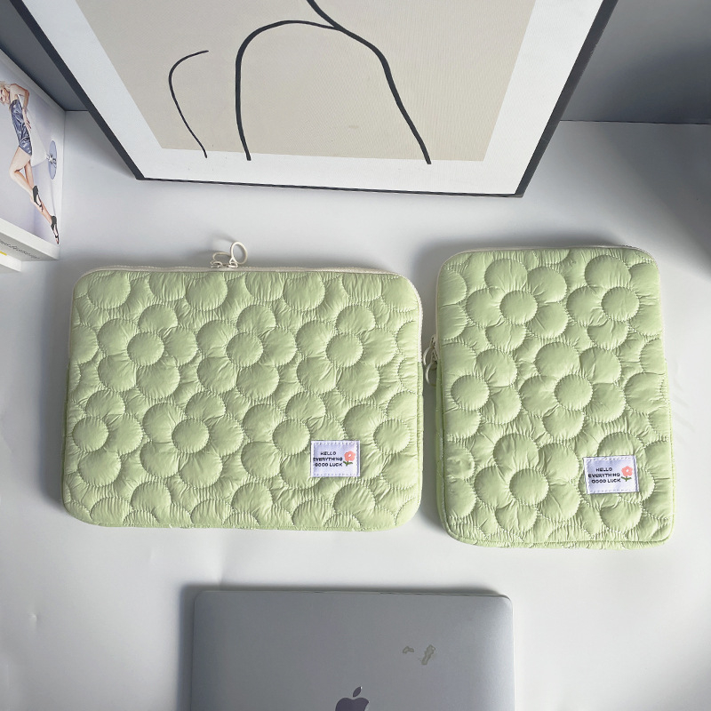 Portatīvā datora soma – ultra viegla, triecienizturīga, salokāma; ārējais materiāls: neilons, iekšējā odere: poliesters, ziedu raksts, sievietēm piemērots stils