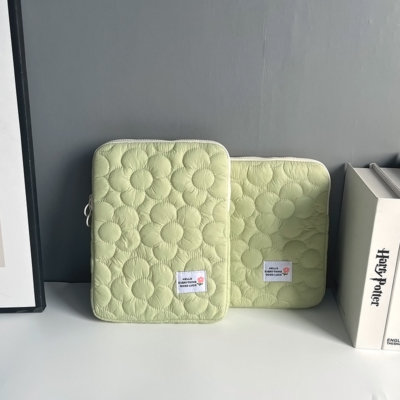 Portatīvā datora soma – ultra viegla, triecienizturīga, salokāma; ārējais materiāls: neilons, iekšējā odere: poliesters, ziedu raksts, sievietēm piemērots stils