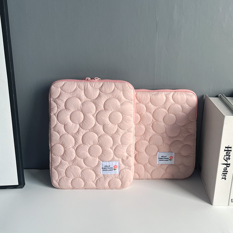 Portatīvā datora soma – ultra viegla, triecienizturīga, salokāma; ārējais materiāls: neilons, iekšējā odere: poliesters, ziedu raksts, sievietēm piemērots stils