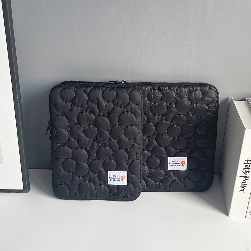 Portatīvā datora soma – ultra viegla, triecienizturīga, salokāma; ārējais materiāls: neilons, iekšējā odere: poliesters, ziedu raksts, sievietēm piemērots stils