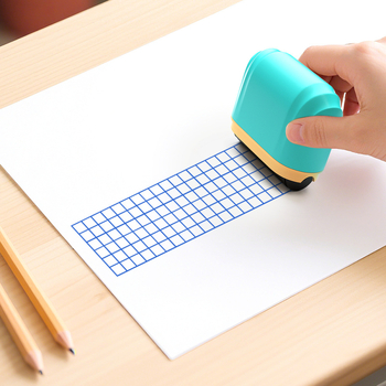 Rulavimo ženklo su keliomis rėmeliais rašymo ir kvadratinei matematikoje užduotims – modelis JXA002, medžiaga plastikas, savybės: rulė, tikslas: įspaudas, grynoji masė 36 g