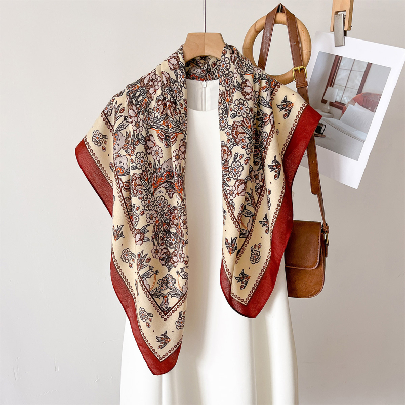 Vasaras kvadrātveida šalle ar ziedu rakstu, poliesters, vienkāršā aušana