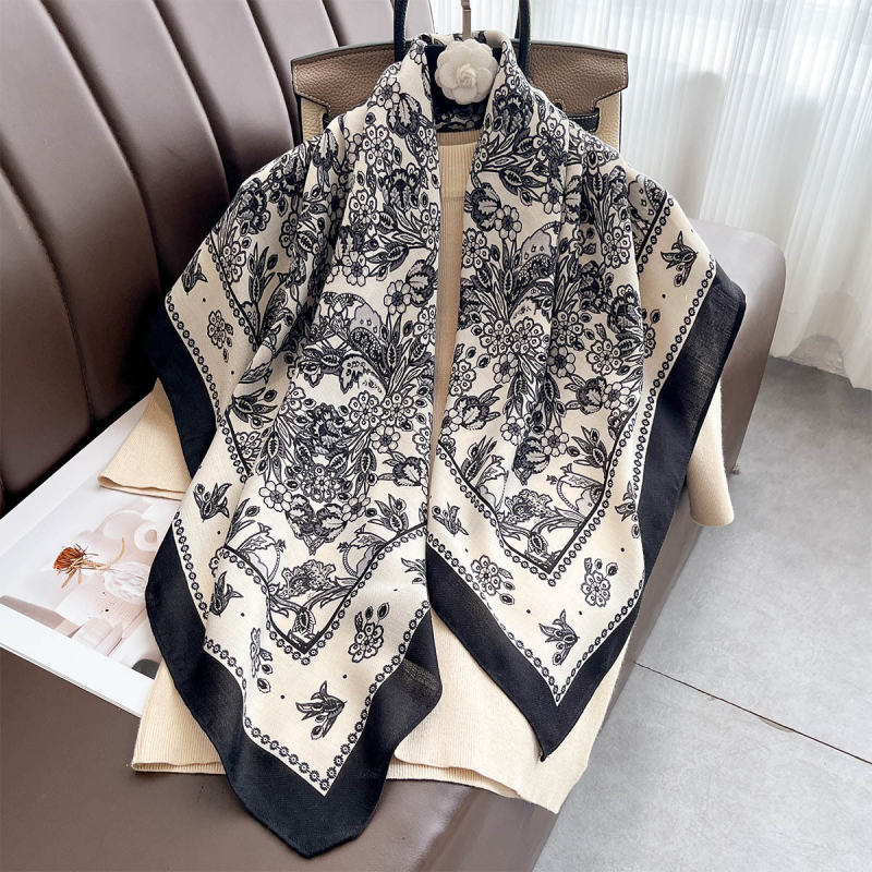 Vasaras kvadrātveida šalle ar ziedu rakstu, poliesters, vienkāršā aušana