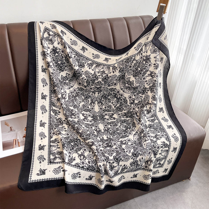 Vasaras kvadrātveida šalle ar ziedu rakstu, poliesters, vienkāršā aušana