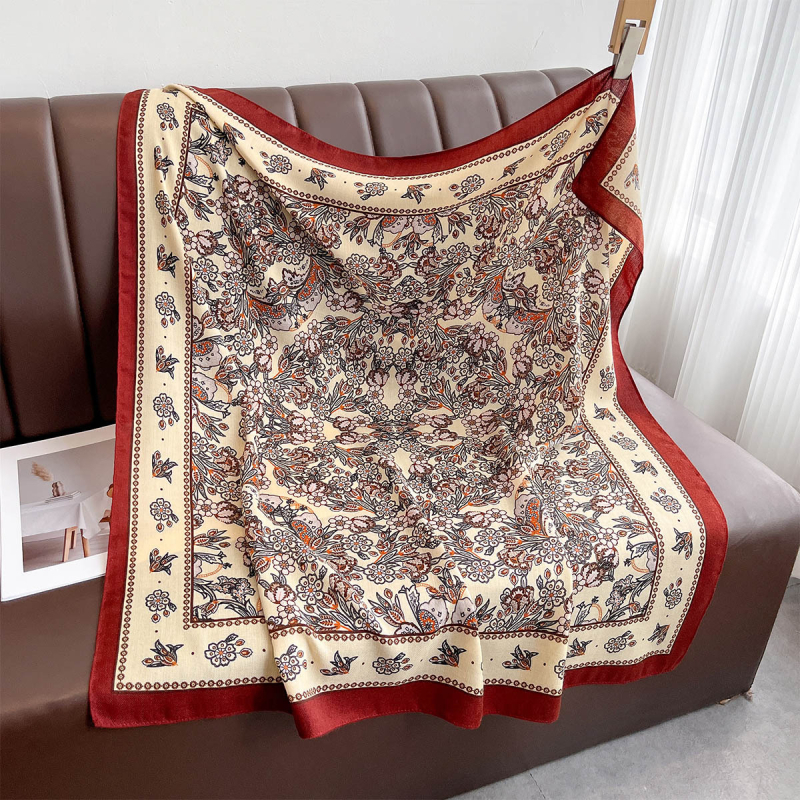 Vasaras kvadrātveida šalle ar ziedu rakstu, poliesters, vienkāršā aušana