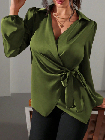 Poliesterinė palaidinė su pūkuotomis rankovėmis ir išlankstoma apykakle, gaivus ir švelnus stilius, ruduo 2025