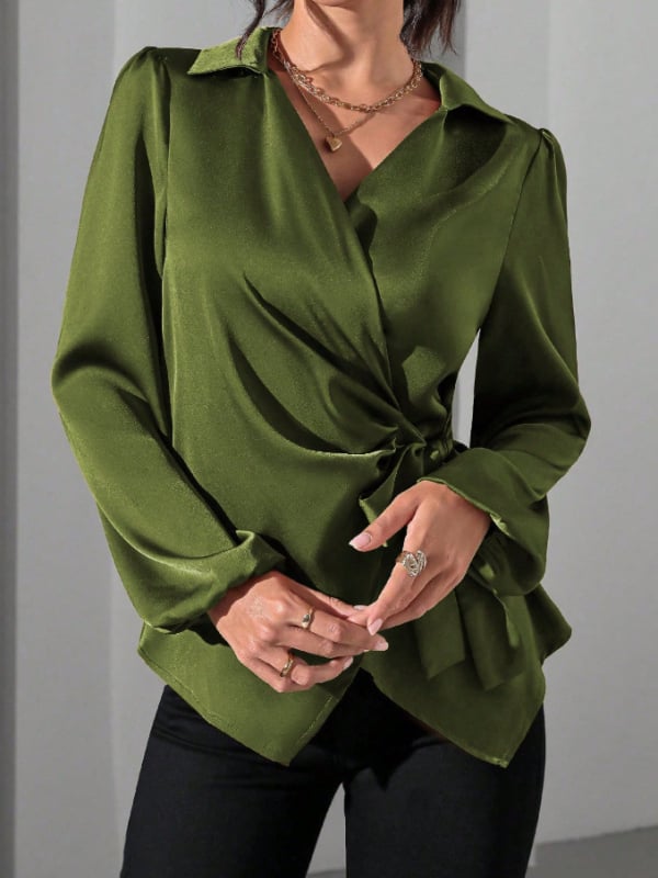 Poliesterinė palaidinė su pūkuotomis rankovėmis ir išlankstoma apykakle, gaivus ir švelnus stilius, ruduo 2025