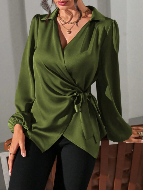 Poliesterinė palaidinė su pūkuotomis rankovėmis ir išlankstoma apykakle, gaivus ir švelnus stilius, ruduo 2025