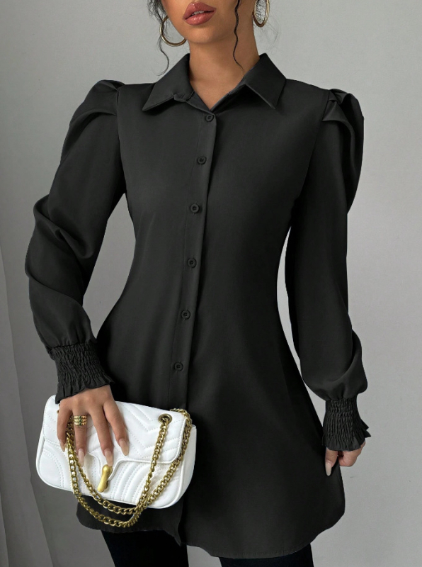 Marškiniai su ilgomis rankovėmis, poliesterio audinys su keturių krypčių elastumu, laisvas kirpimas, turn-down apykaklė, sagų užsegimas vienoje eilėje