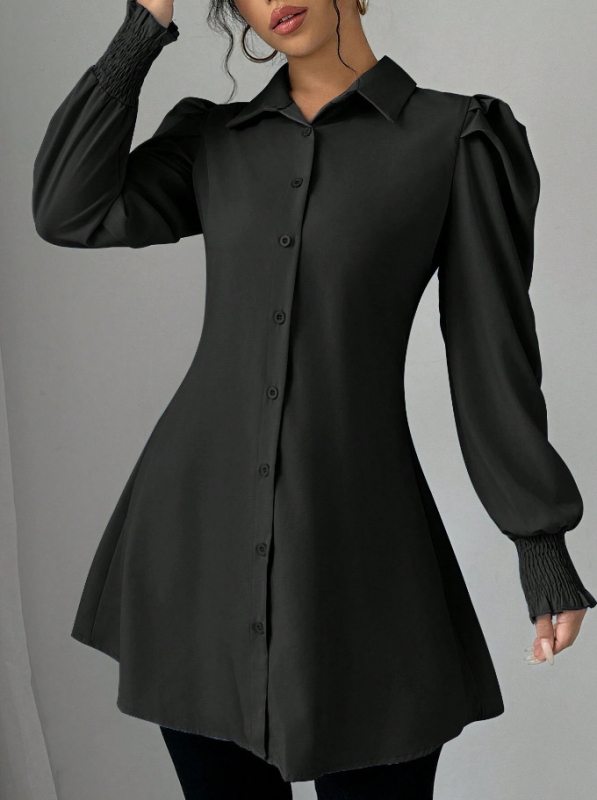 Marškiniai su ilgomis rankovėmis, poliesterio audinys su keturių krypčių elastumu, laisvas kirpimas, turn-down apykaklė, sagų užsegimas vienoje eilėje